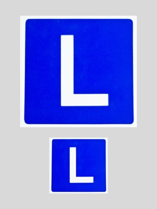 Naklejka magnetyczna "L" 15x15cm lub 30x30cm na folii odblaskowej