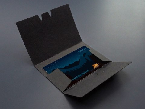 Karta blokująca sygnały NFC i RFID